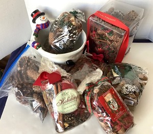 lot 185 image: Figi Chilly Snowman Popcorn Bowl Full of Holiday Potpourri