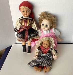 lot 210 image: Group of 3 Vintage Dolls