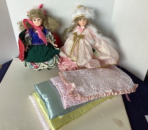 lot 212 image: Pair of Robin Woods Dolls