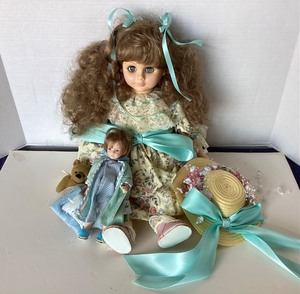 lot 213 image: Pair of Robin Woods Dolls #2