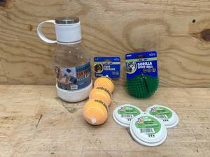 lot 199 image: Dogs toys and accessories (lot of 6)