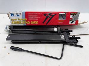 lot 169 image: BAL LIGHT TRAILER STABALIZING JACKS
