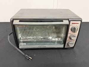 lot 39 image: Black and Decker Toaster Oven with Bake, Broil, and Toast Functions