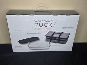 lot 57 image: Wolfgang Puck 3.6 Qt Rectangular Covered Glass Baker with Carry Bag in Orig Box
