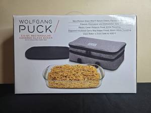 lot 58 image: Wolfgang Puck 3.6 Qt Rectangular Covered Glass Baker with Insulated Carry Bag in Orig Box