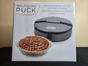 lot 83 image: Wolfgang Puck 9 Inch Glass Pie Baking Dish with Insulated Carry Bag in Orig Box