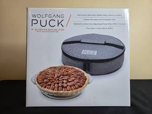 lot 86 image: Wolfgang Puck 9 Inch Glass Pie Baking Dish with Insulated Carry Bag in Orig Pkg