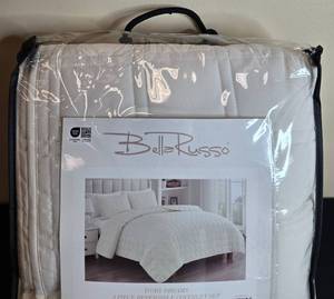 lot 95 image: BellaRusso Ivory Dreams 3 Piece Queen Reversible Coverlet Set in Orig Pkg