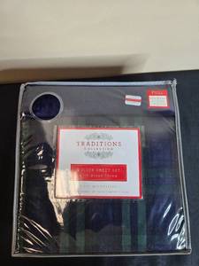 lot 138 image: Traditions Collection Full 4-Piece Microfiber Sheet Set with Plush Throw in Orig Pkg