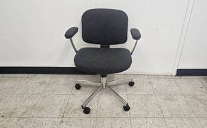 lot 166 image: Upholstered Office Chair with Armrests and Metal Base