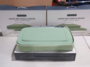 lot 21 image: 3 Piece Lot of 9 x 13 covered Baking Dishes with Carrying Bag