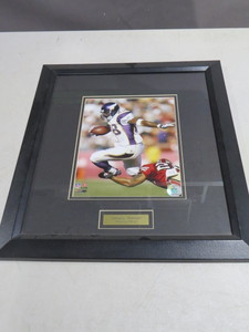 lot 26 image: Adrian PetersonMinnesota Vikings Framed Print - 18 12 x 16 12 Frame