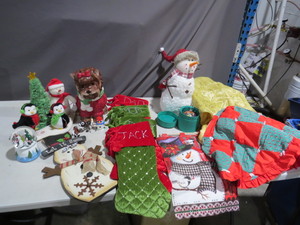 lot 27 image: Mixed Lot of Christmas Decor Items