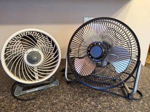 lot 62 image: Set of 2 Tabletop Electric Fans - Duracraft and Metal Frame