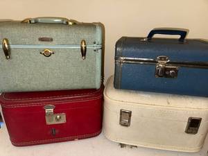 lot 81 image: Set of 4 Vintage Train Case Suitcases Assorted Colors
