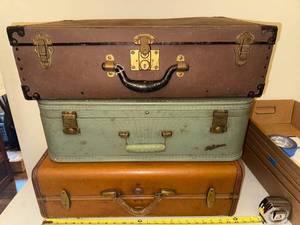 lot 83 image: Set of 3 Vintage Suitcases Assorted Colors and Sizes