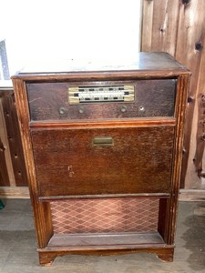 lot 2 image: Vintage Wood Console AM Radio and Record Player Cabinet