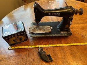 lot 7 image: Singer 99K Vintage Sewing Machine with Decorative Tin and Accessory