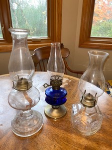 lot 18 image: Set of 3 Vintage Glass Oil Lamps with Chimneys