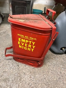 lot 46G image: Vintage Eagle Model 906-FL Red Metal Safety Can