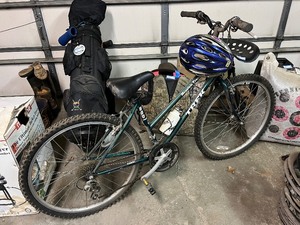 lot 52G image: Trek 800 Sport Mountain Track Bicycle with Helmet