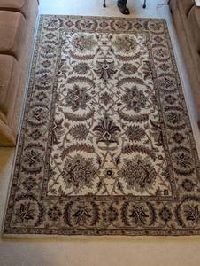 lot 3U image: Handmade Indian Wool Area Rug with Floral Pattern, 8x5ft
