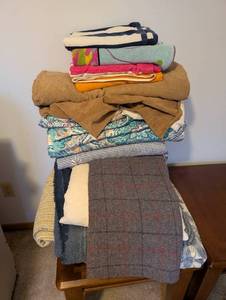 lot 33U image: Assorted Lot of Towels, Blankets, and Quilts, Mixed Patterns and Sizes