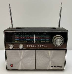 lot 2 image: Vintage Cadaux 4 Band 12 Transistor Solid State Radio