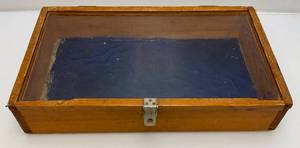 lot 149 image: Vintage Wooden Display Case With Glass And Latch 13 34 x 23 34 x 4 34