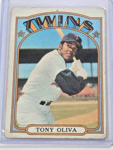 lot 367 image: Tony Oliva 1972 Topps #400 - Minnesota Twins Vintage Baseball Card