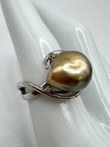lot 8AC image: Elegant 18K White Gold Baroque Pearl Ring