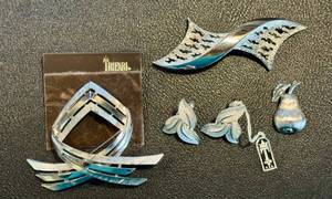 lot 12VB image: Assorted Crown Trifari Vintage Jewelry Brooches and Pins Collection