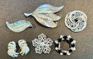 lot 28VB image: Vintage Brooch and Pin Set Including Gerrys Leaf and Rhinestone Design