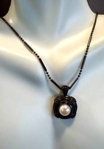 lot 29VB image: Sterling Silver and Pearl Pendant Necklace, 18 Inches