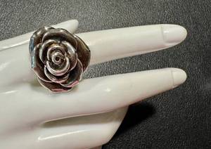 lot 40GG image: Sterling Silver Rose Flower Ring Size 8
