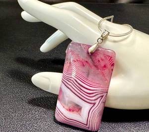 lot 42MA image: Dyed Lace Agate Pendant with Toggle 18GF