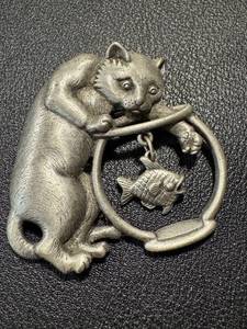 lot 43GG image: JJ Signed Pewter Cat and Fish Bowl Pin Brooch, 2.5 Inch