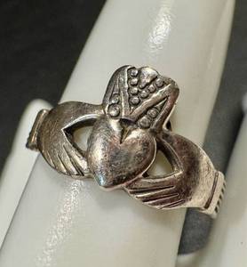 lot 50GS image: Sterling Silver Claddagh Ring Size 9