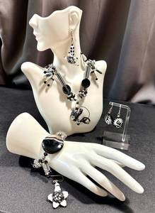 lot 63CM image: Art Glass Jewelry Set with 20 Inch Necklace, 7 Inch Bracelet, and Earrings - Black and White