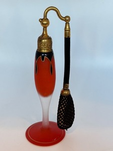 lot 30VB image: Vintage Art Deco Glass Perfume Atomizer
