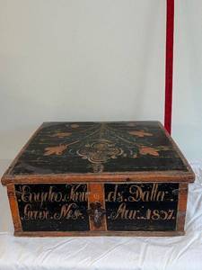 lot 14 image: Antique 1837 Norwegian Hand-Painted Trunk from Valdres