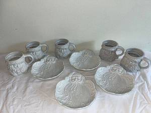 lot 16 image: Set of 4 Santa Plates and 5 Mugs - Holiday Ceramic Collection