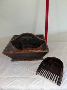lot 24 image: Vintage Wooden Grain Scoop and Caddy Tray Rustic Farm Decor