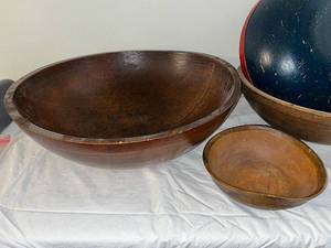 lot 128 image: Set of 4 Vintage Wooden Bowls - Rustic Decor