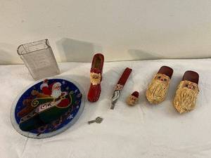 lot 136 image: Vintage Christmas Decorative Items Lot - Santa Figurines & Plate