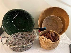 lot 148 image: Collection of Woven Baskets - Mixed Materials and Colors