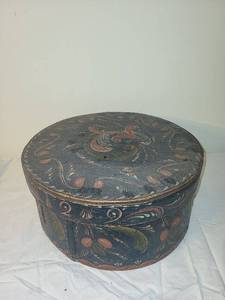 lot 34 image: Antique Norwegian Bentwood Tine Box with Floral Design