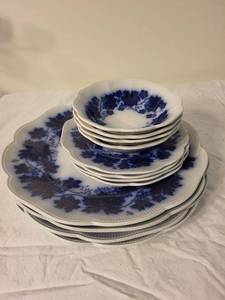 lot 99 image: Gefle Sweden Vinranka Blue & White Porcelain Dish Set