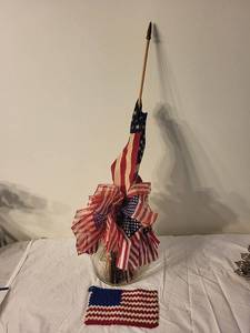 lot 100 image: Assorted American Flag Decor Bundle - Fabric Flags & Crochet Potholder