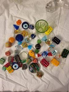 lot 115 image: Colorful Assorted Glass Pieces Collection incl Uranium Glass